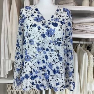 Zac & Rachel Floral White & blue Top.  Size Medium  Item #0046